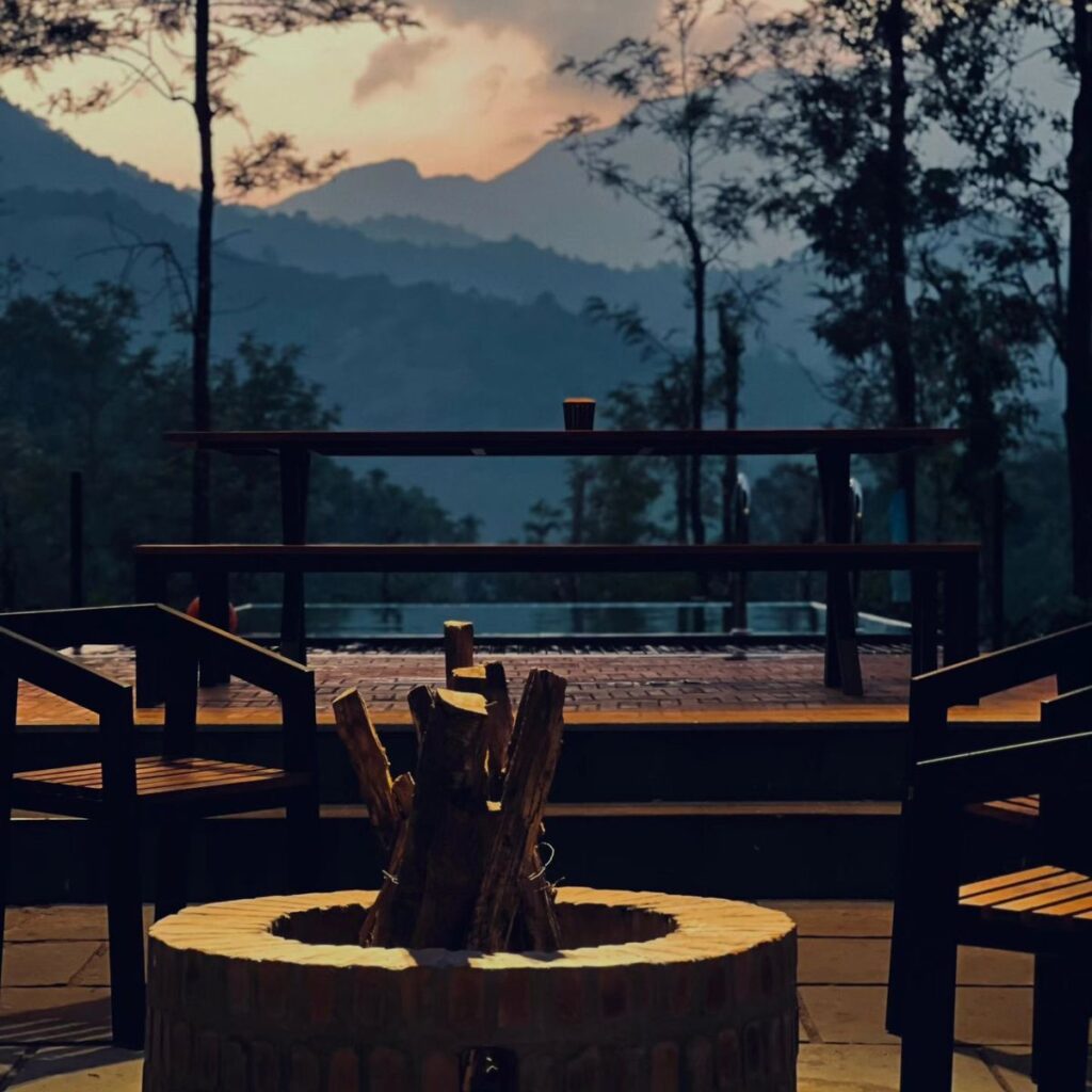 Lakeside dining with soft music | best affordable resort in wayanad